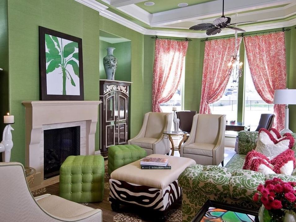 Оливковый цвет как основной и розовые шторы в гостиной 